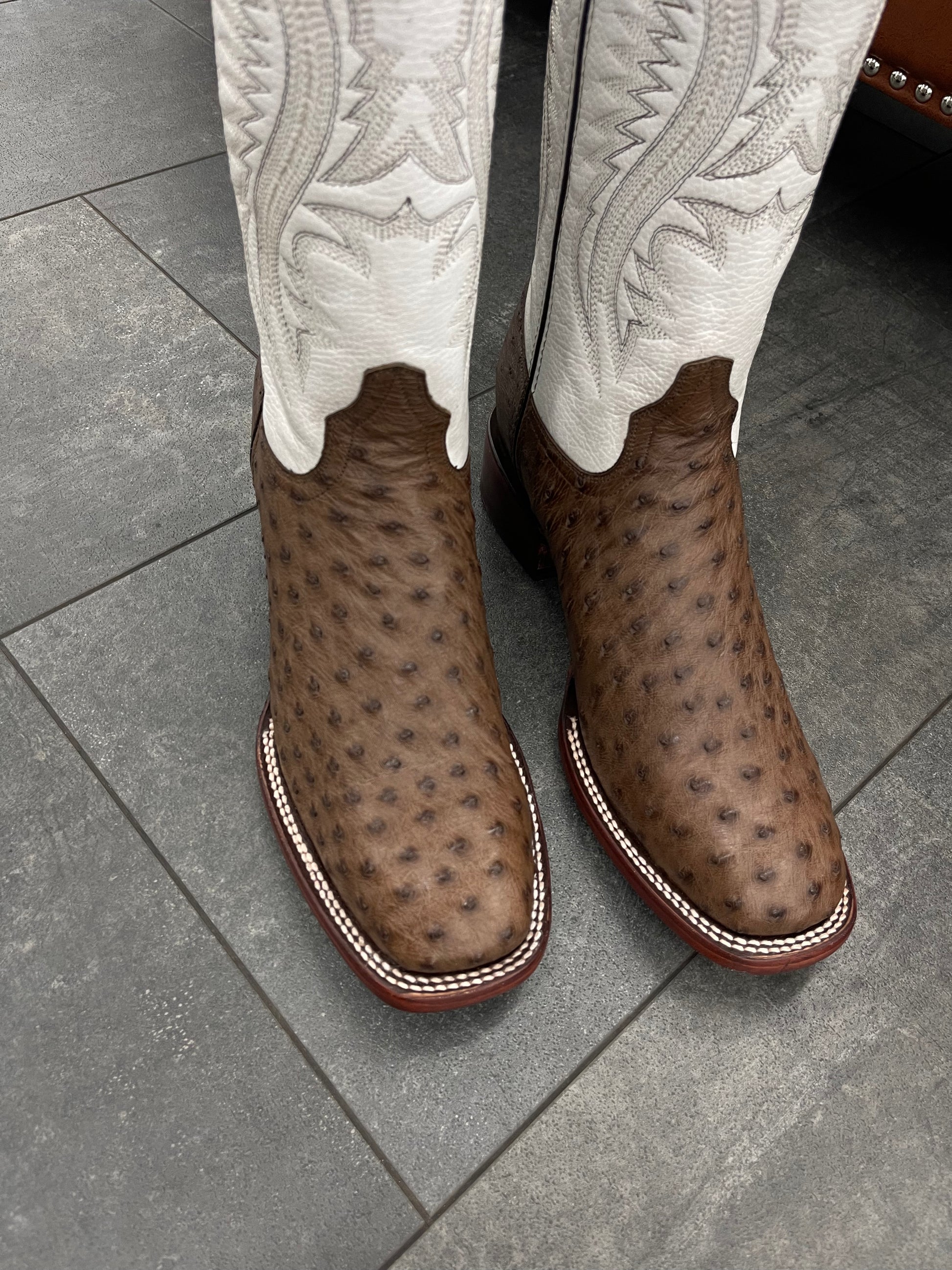 Ranchero Western Wear Boots Avestruz color café con tubo blanco