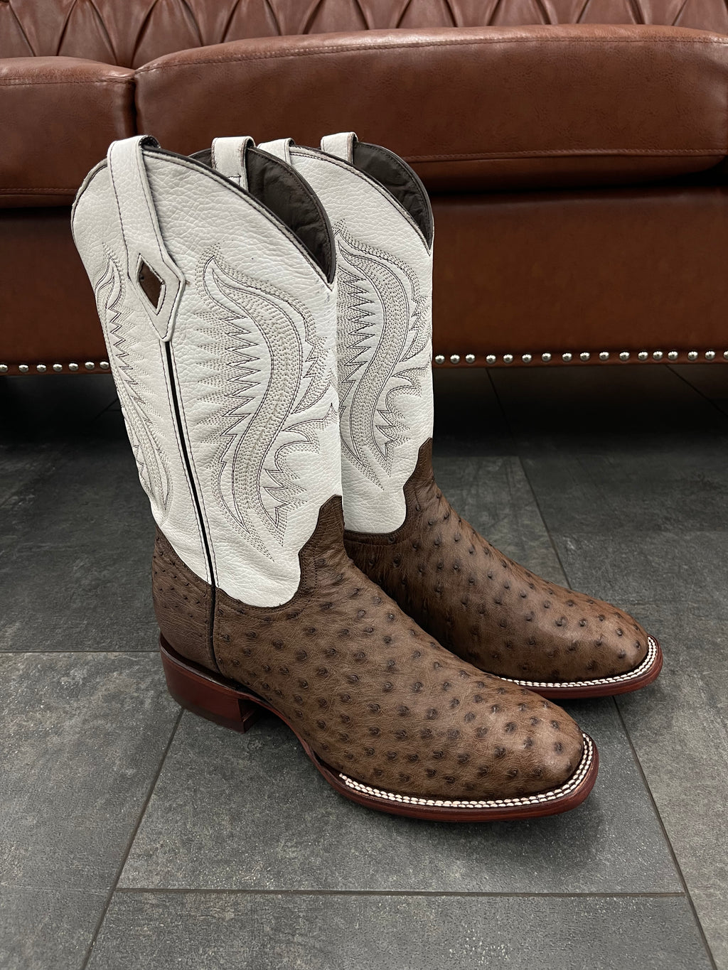 Ranchero Western Wear Boots Avestruz color café con tubo blanco