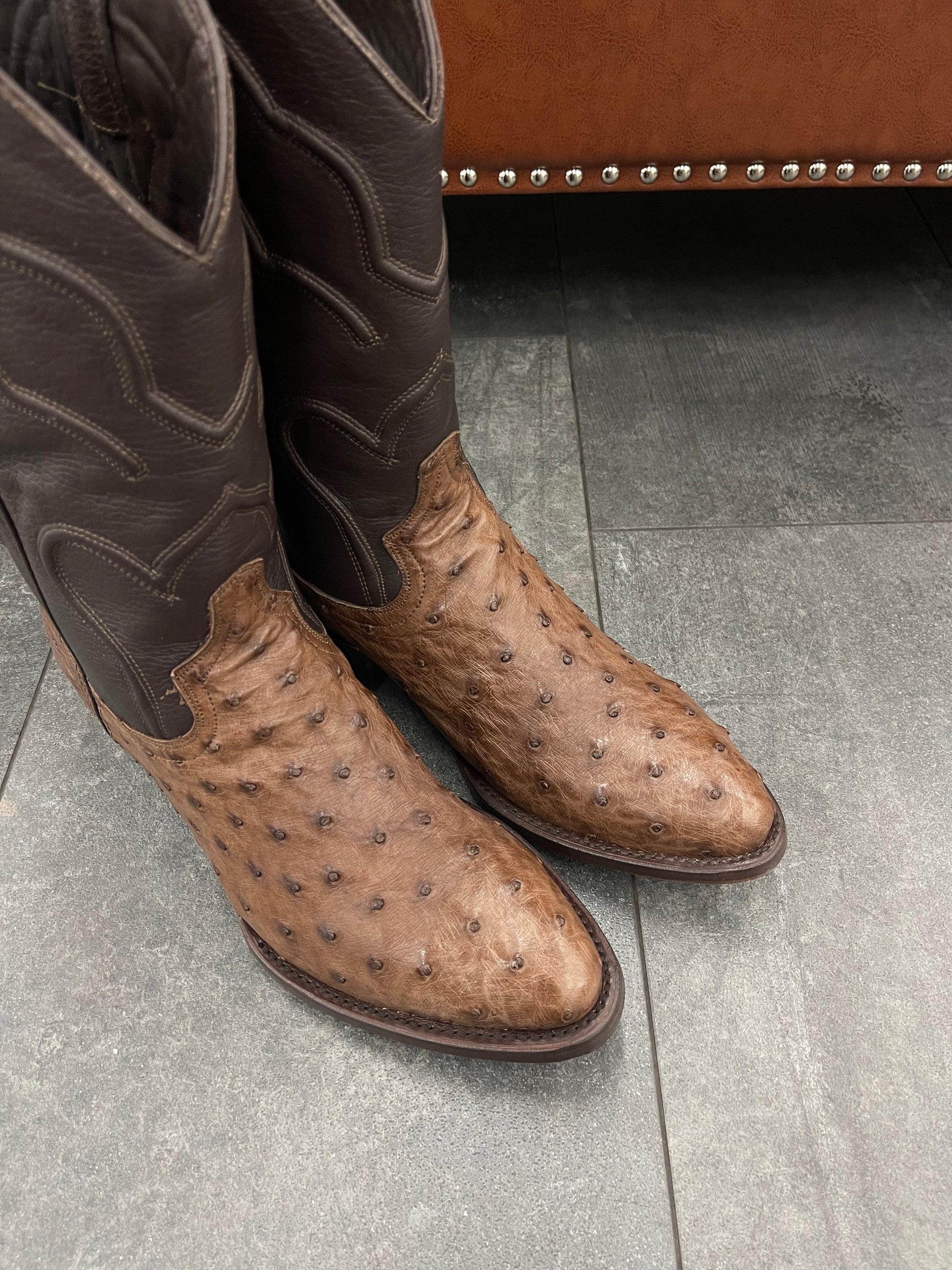 Ranchero Western Wear Boots Avestruz color café (tubo de venado)