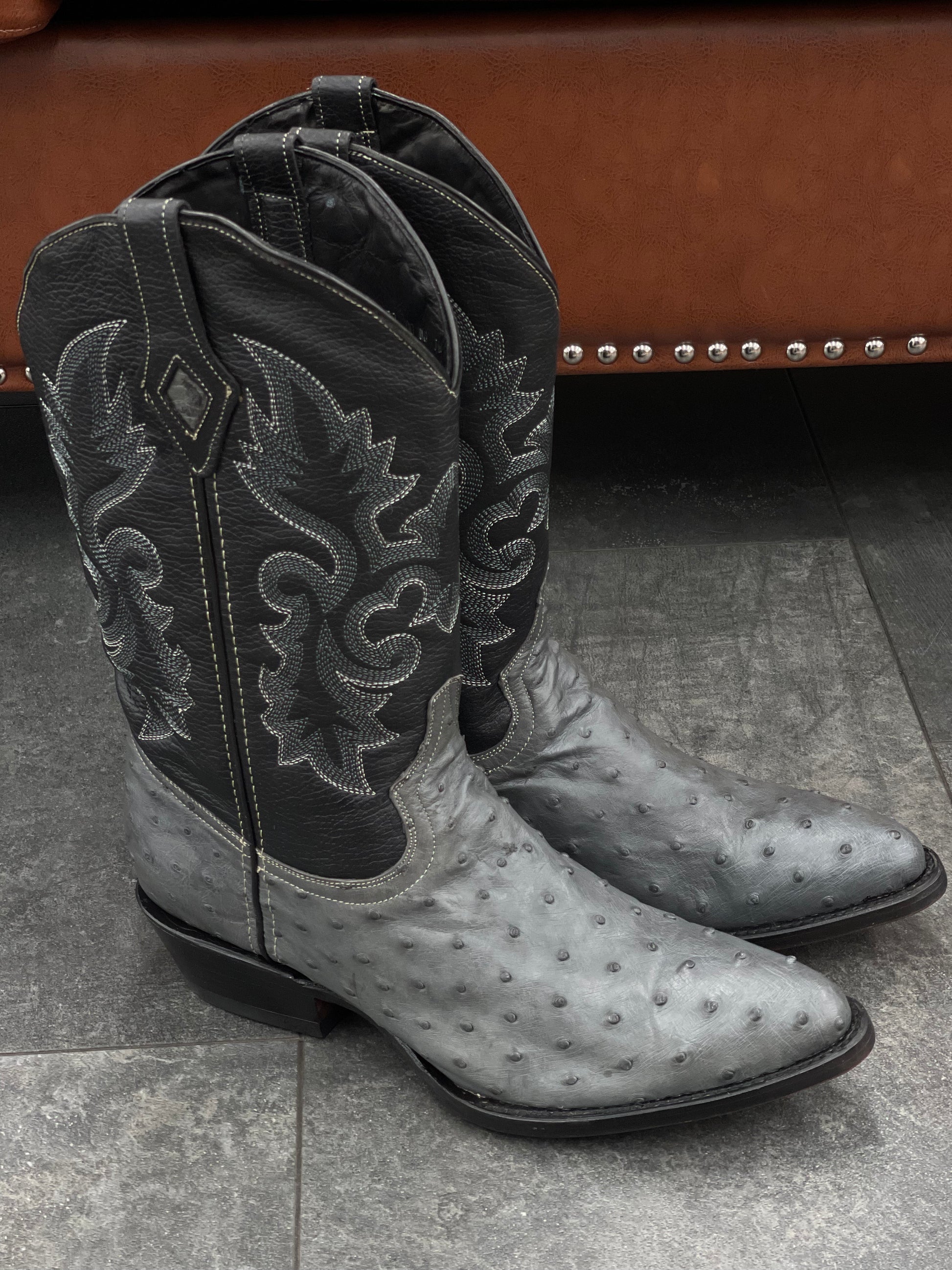 Ranchero Western Wear Boots Avestruz color gris con tubo de diseño