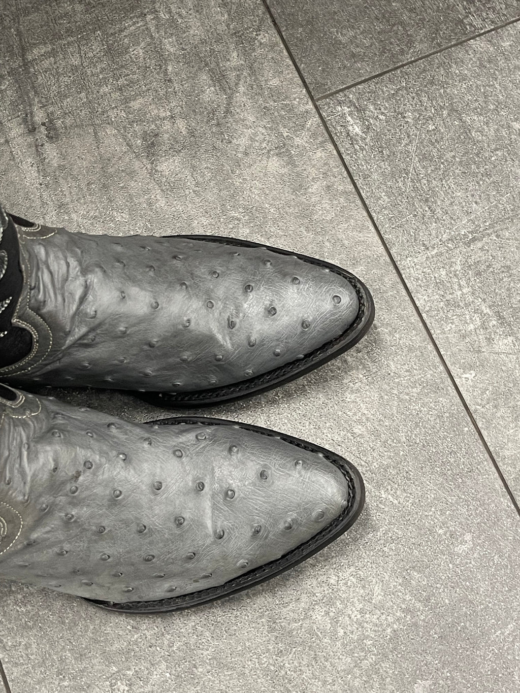 Ranchero Western Wear Boots Avestruz color gris con tubo de diseño
