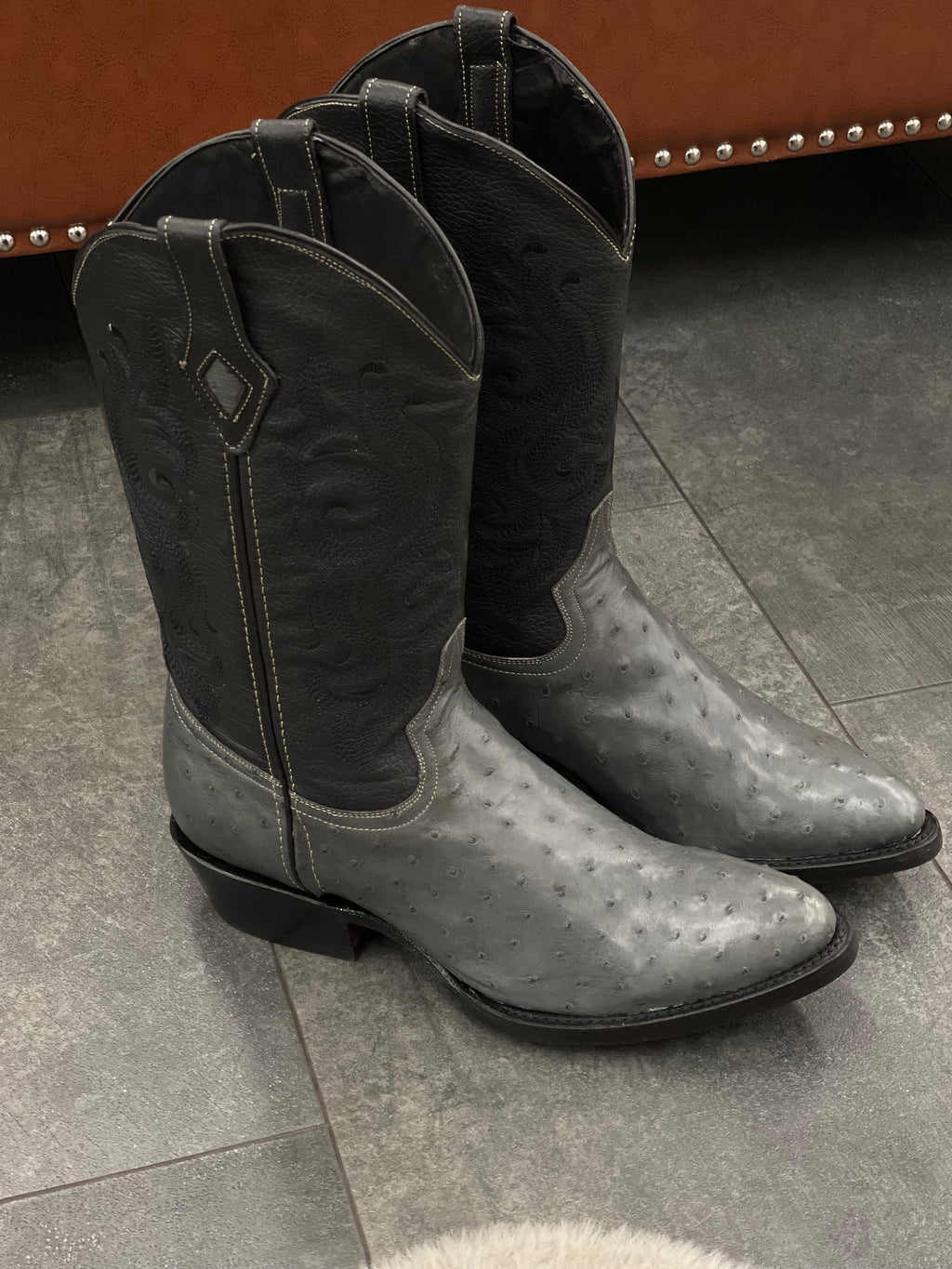 Ranchero Western Wear Boots Avestruz gris tubo negro