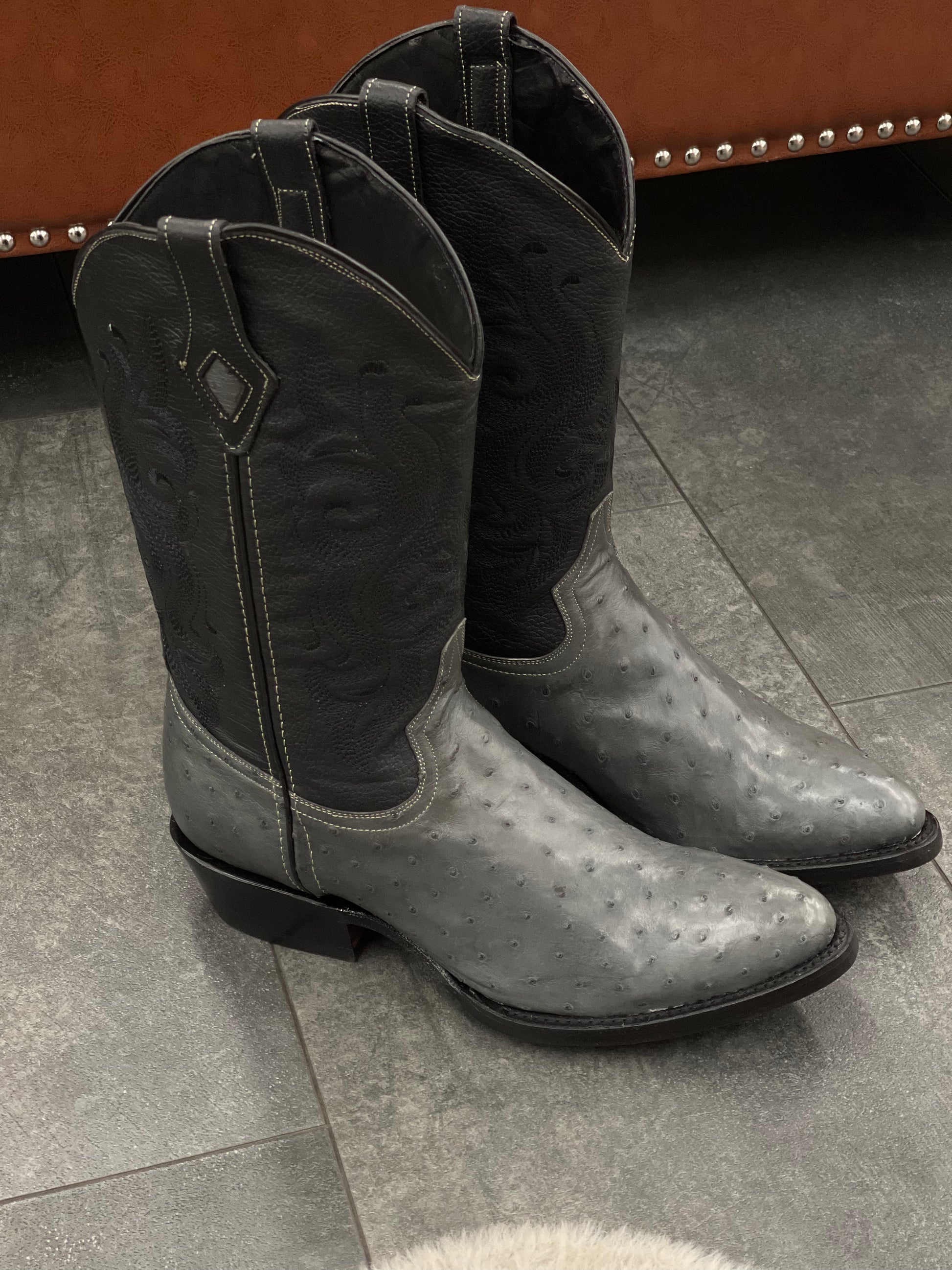 Ranchero Western Wear Boots Avestruz gris tubo negro
