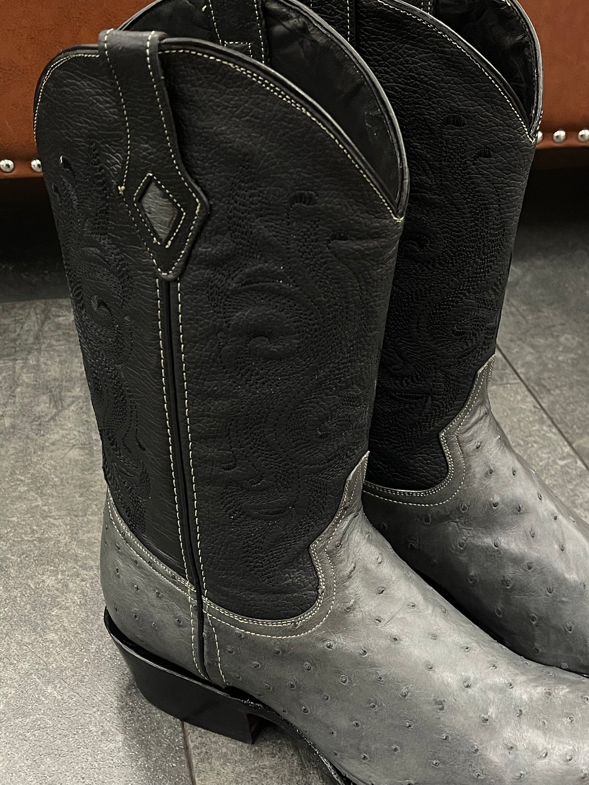 Ranchero Western Wear Boots Avestruz gris tubo negro